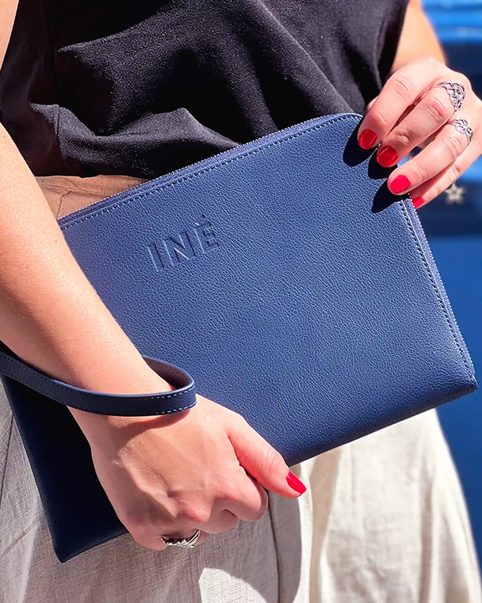 Pochette aus recyceltem Leder 10/11" zum Personalisieren - 4