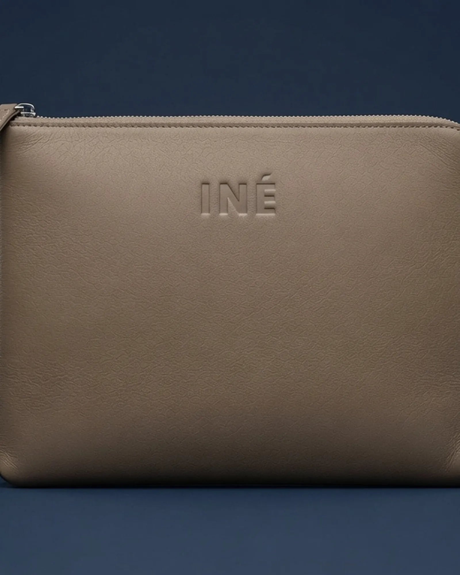 Pochette aus recyceltem Leder 10/11" zum Personalisieren - 23