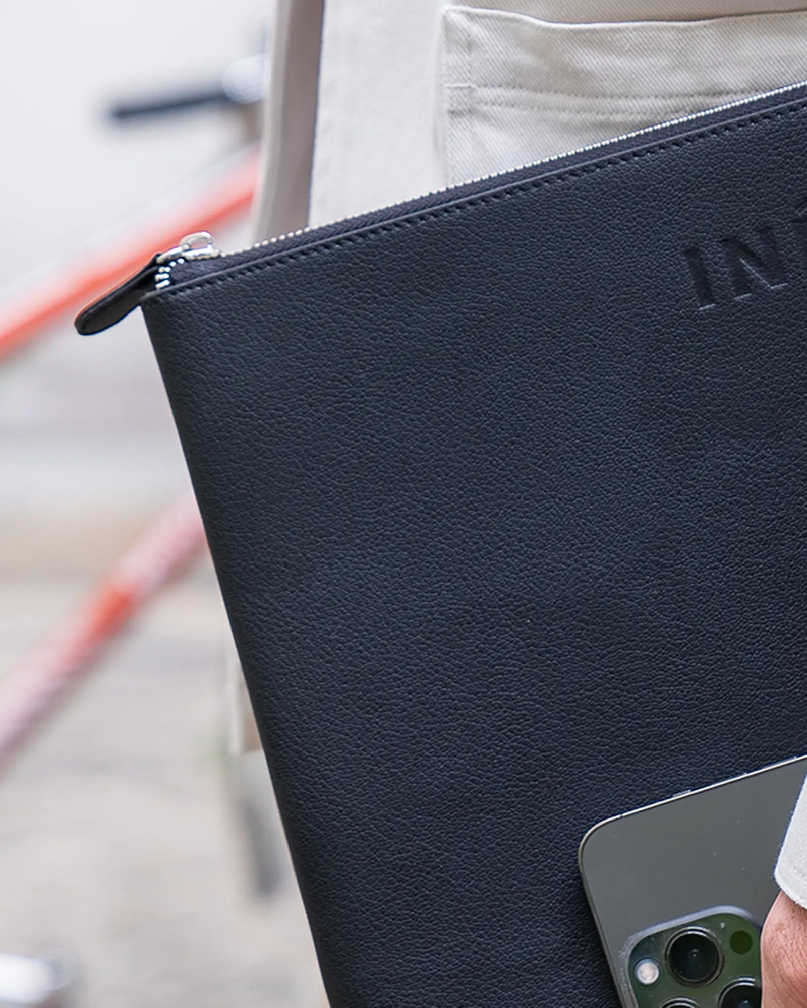 Pochette aus recyceltem Leder 10/11" zum Personalisieren - 16