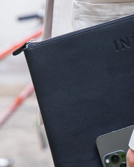 Pochette aus recyceltem Leder 10/11" zum Personalisieren - 16